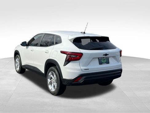 Used 2024 Chevrolet Trax LS w/ LS Convenience Package image 5