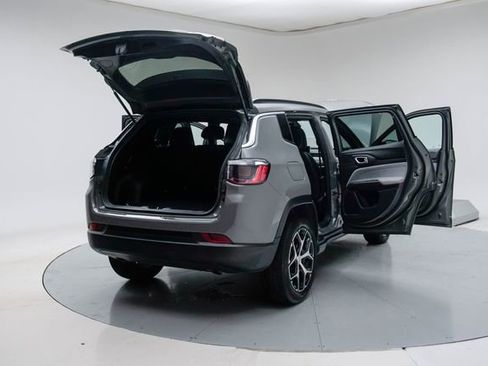 Used 2024 Jeep Compass Latitude AWD/4WD image 21