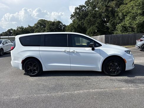 Used 2024 Chrysler Pacifica Limited FWD image 6