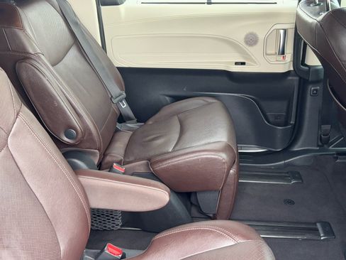 Certified 2022 Toyota Sienna Platinum image 13