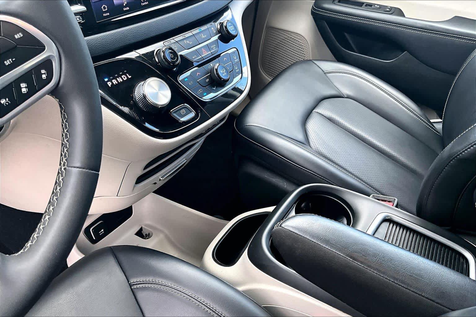 Used 2023 Chrysler Pacifica Touring-L FWD image 15