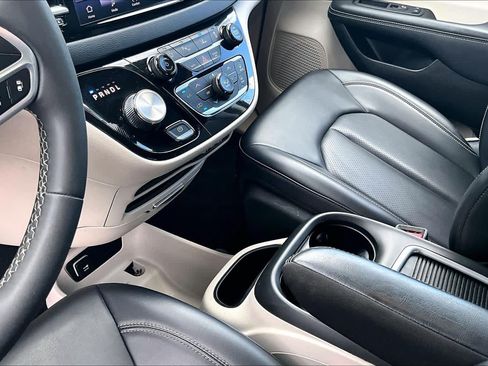 Used 2023 Chrysler Pacifica Touring-L FWD image 15