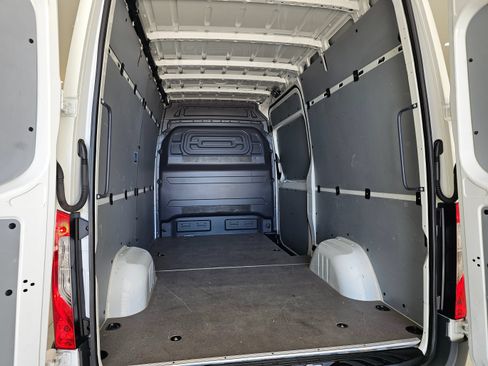 Used 2022 Mercedes-Benz Sprinter 2500 image 23