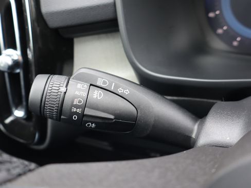 Used 2025 Volvo XC40 B5 Core image 22