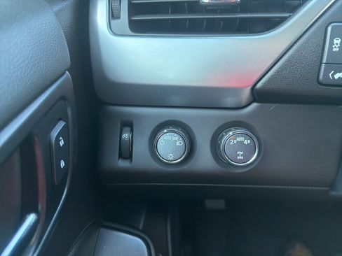 Used 2020 Chevrolet Suburban LT image 9