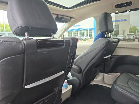 Used 2018 Chrysler Pacifica Touring-L Plus w/ Tire & Wheel Group FWD image 10
