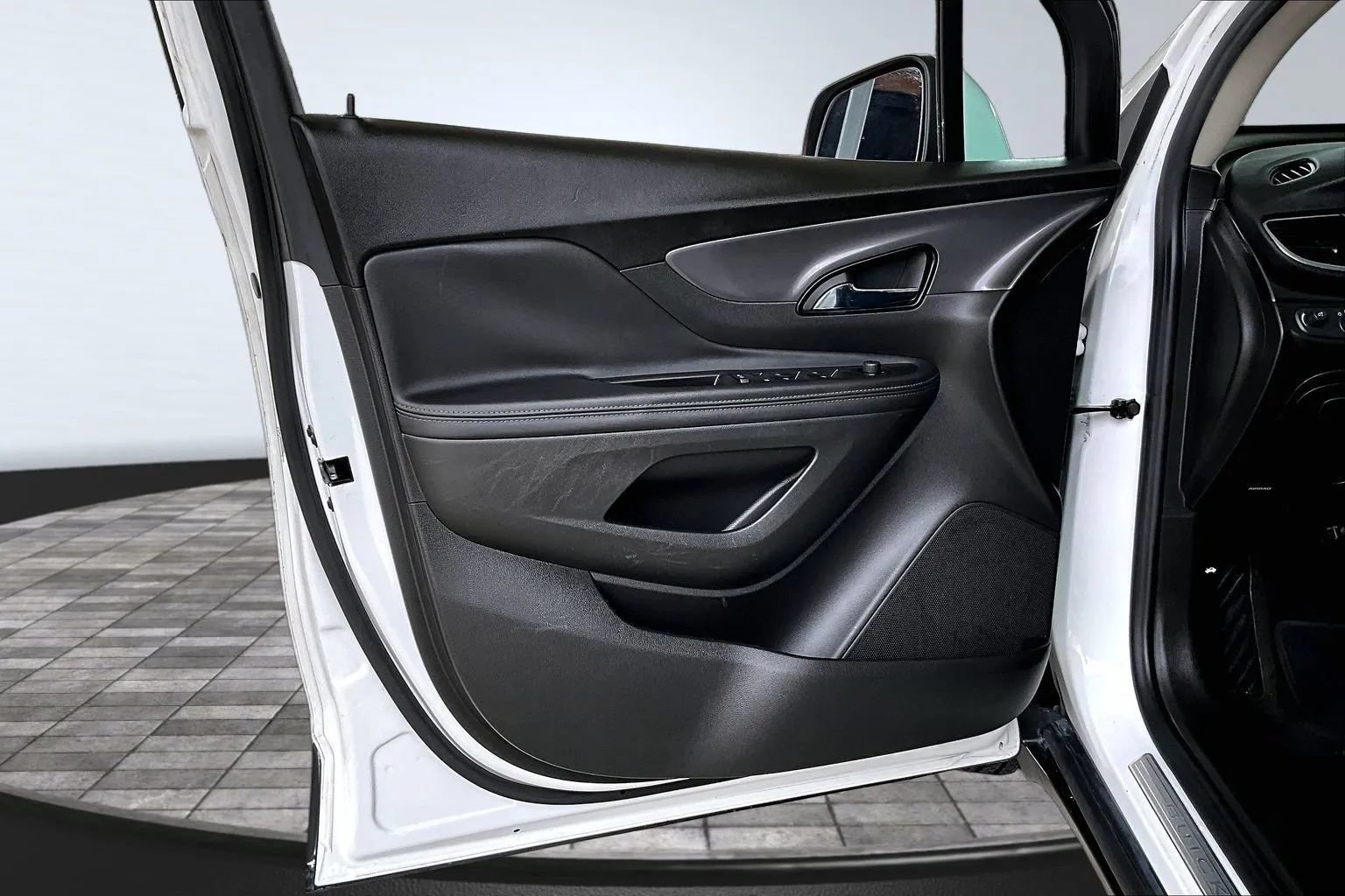 Used 2022 Buick Encore Preferred w/ Safety Package FWD image 17