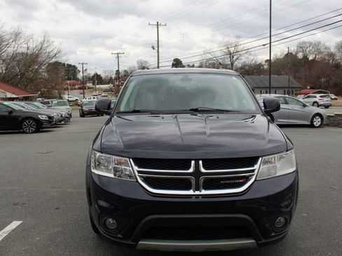 Used 2019 Dodge Journey SE w/ Premium Group image 2