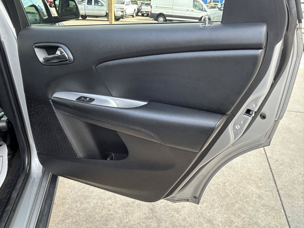 Used 2017 Dodge Journey SE w/ Flexible Seating Group FWD image 16