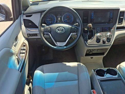 Used 2017 Toyota Sienna FWD image 11