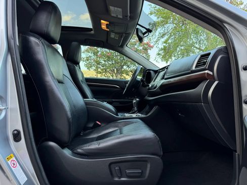 Used 2014 Toyota Highlander Limited FWD image 28