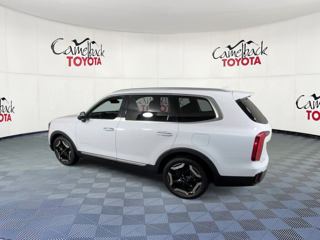 Used 2025 Kia Telluride S FWD image 8