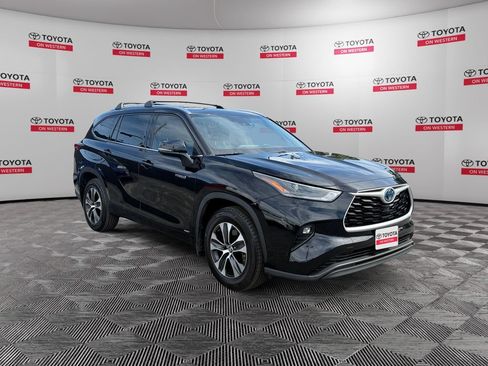 Used 2021 Toyota Highlander XLE AWD/4WD image 3