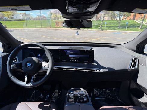 Used 2025 BMW iX xDrive50 w/ Premium Package AWD/4WD image 12
