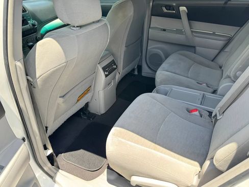 Used 2012 Toyota Highlander FWD w/ Tech Pkg image 14