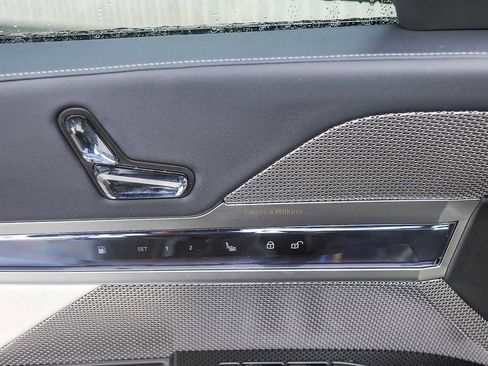 Used 2025 BMW 750e xDrive w/ Premium Package image 18