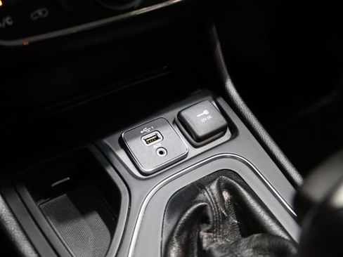 Used 2021 Jeep Cherokee Latitude Plus FWD image 30