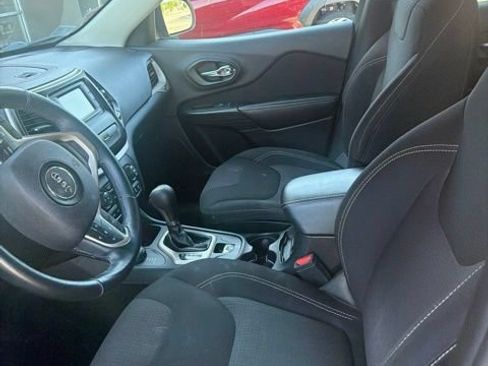 Used 2017 Jeep Cherokee Latitude AWD/4WD image 3