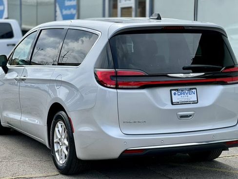 Used 2024 Chrysler Pacifica Touring-L FWD image 3