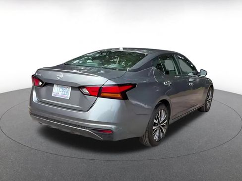 Used 2025 Nissan Altima 2.5 SV FWD image 12