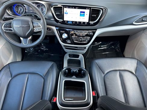 Used 2024 Chrysler Pacifica Touring-L image 13