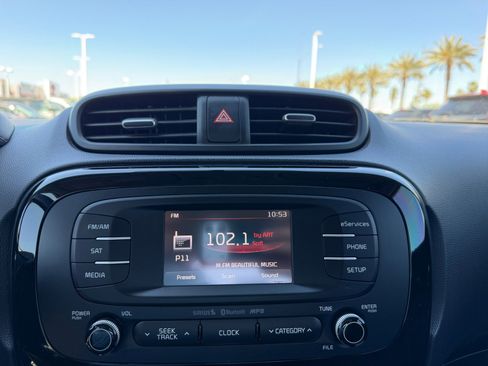 Used 2015 Kia Soul ! FWD image 12