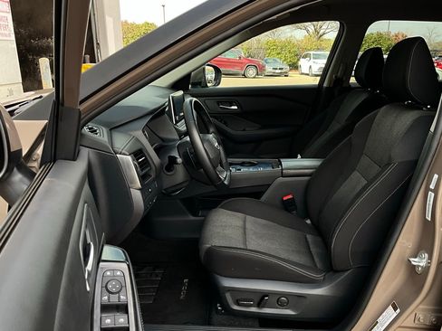 Used 2025 Nissan Rogue SV image 10