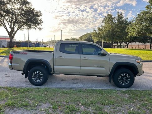 Used 2017 Toyota Tacoma TRD Sport AWD/4WD image 7