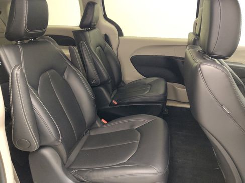 Used 2024 Chrysler Pacifica Limited FWD image 19