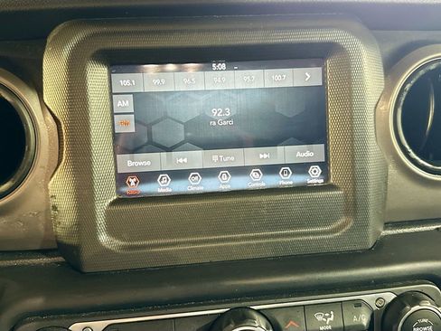 Used 2022 Jeep Gladiator Sport image 16