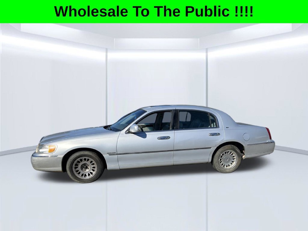 Used 1999 Lincoln Town Car Cartier RWD image 2