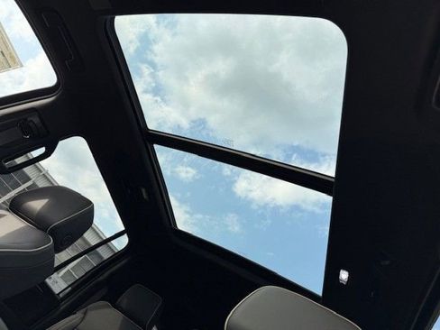 New 2025 Chevrolet Suburban Premier image 35