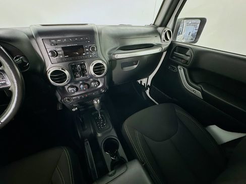 Used 2018 Jeep Wrangler Unlimited Sahara w/ Connectivity Group AWD/4WD image 11