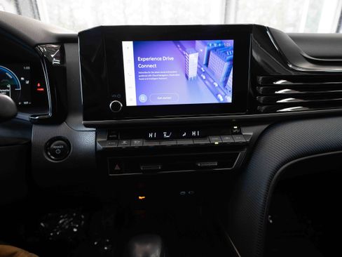 Used 2025 Toyota Camry SE image 17