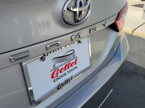 Used 2021 Toyota Camry SE image 6