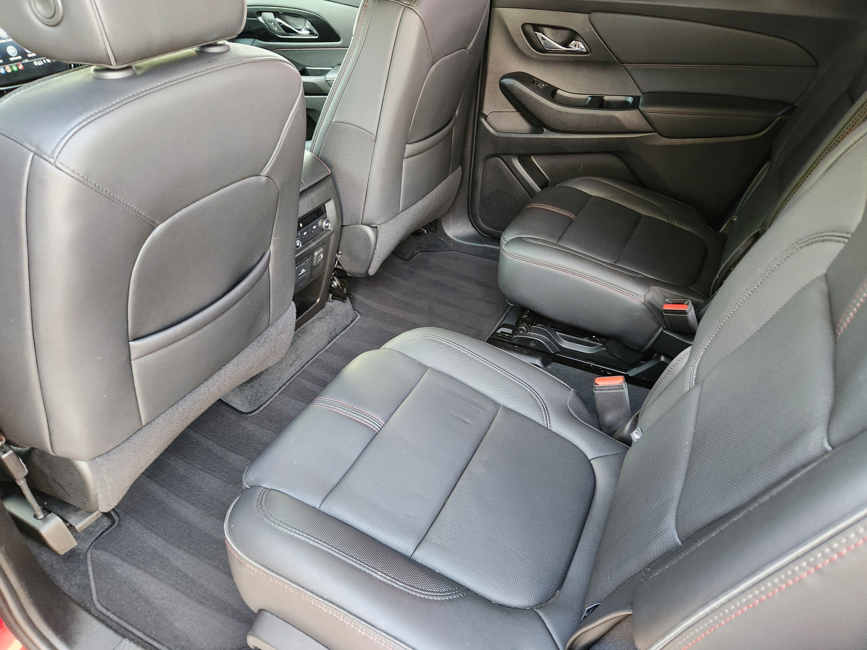 Used 2023 Chevrolet Traverse RS FWD image 25