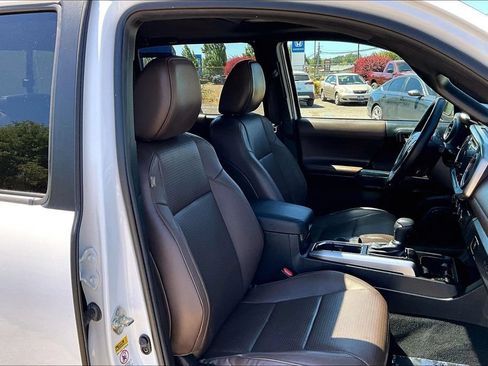 Used 2016 Toyota Tacoma Limited w/ Towing Package AWD/4WD image 10