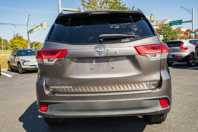Used 2017 Toyota Highlander XLE AWD/4WD image 6