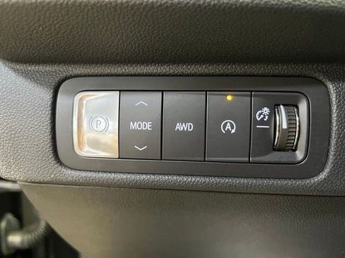 Used 2025 Chevrolet Traverse LT image 14