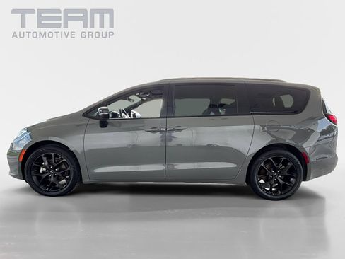 Used 2025 Chrysler Pacifica Limited FWD image 4