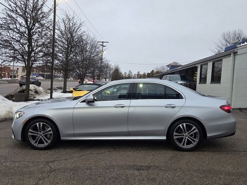 Used 2022 Mercedes-Benz E 350 4MATIC Sedan image 3