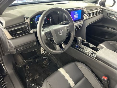 Used 2025 Toyota Camry SE FWD image 12