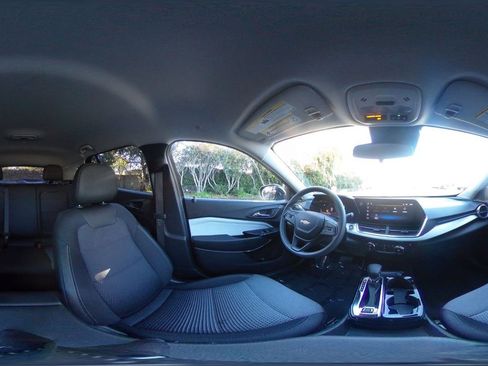 Used 2025 Chevrolet Trax LT image 40