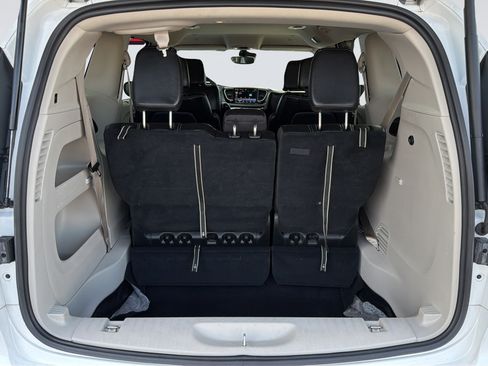 Used 2023 Chrysler Pacifica Touring-L FWD image 25