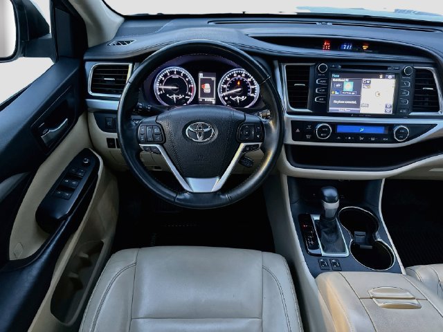 Used 2017 Toyota Highlander XLE AWD/4WD image 24