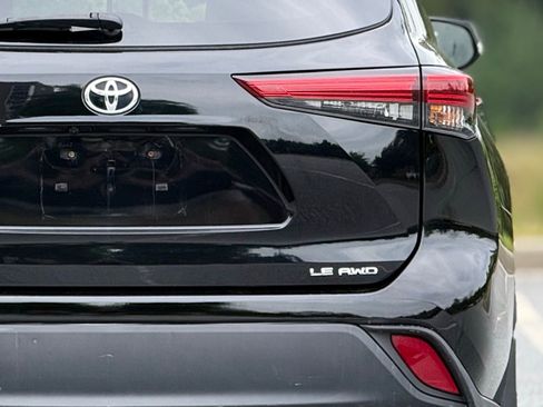 Used 2022 Toyota Highlander LE AWD/4WD image 17
