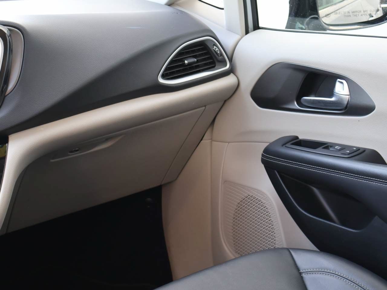 Used 2024 Chrysler Pacifica Touring-L FWD image 18