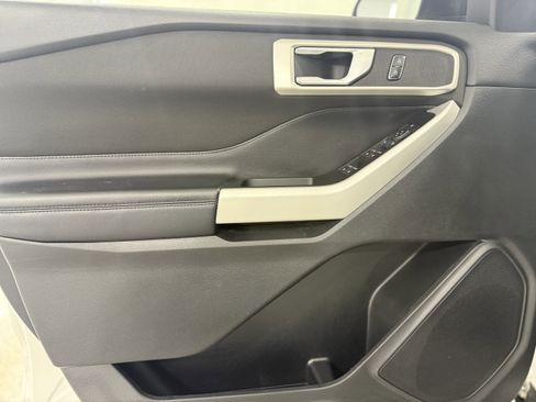 Used 2020 Ford Explorer XLT w/ Comfort Package image 12