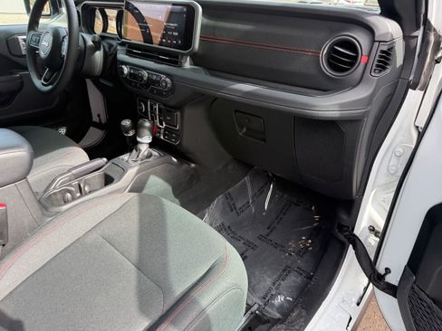 Used 2024 Jeep Wrangler Unlimited Rubicon AWD/4WD image 28