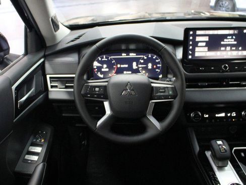 New 2026 Mitsubishi Outlander SE image 21
